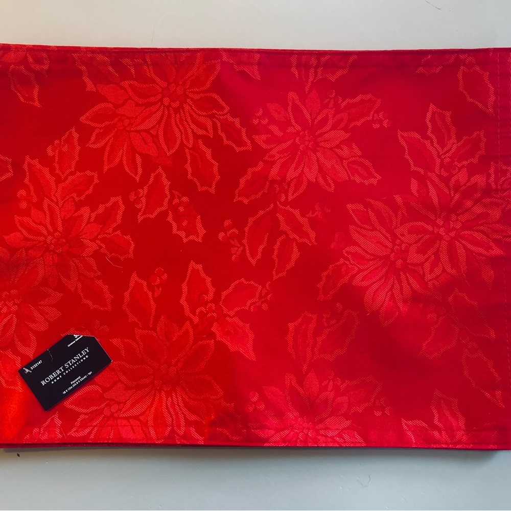 Red Poinsettia set of 6 beautiful placemats. 18” x 13”. Washable. NWT